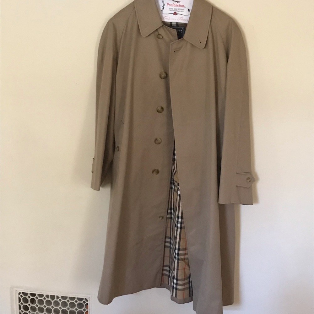 Classic Burberry Raincoat / perfect for Spring!